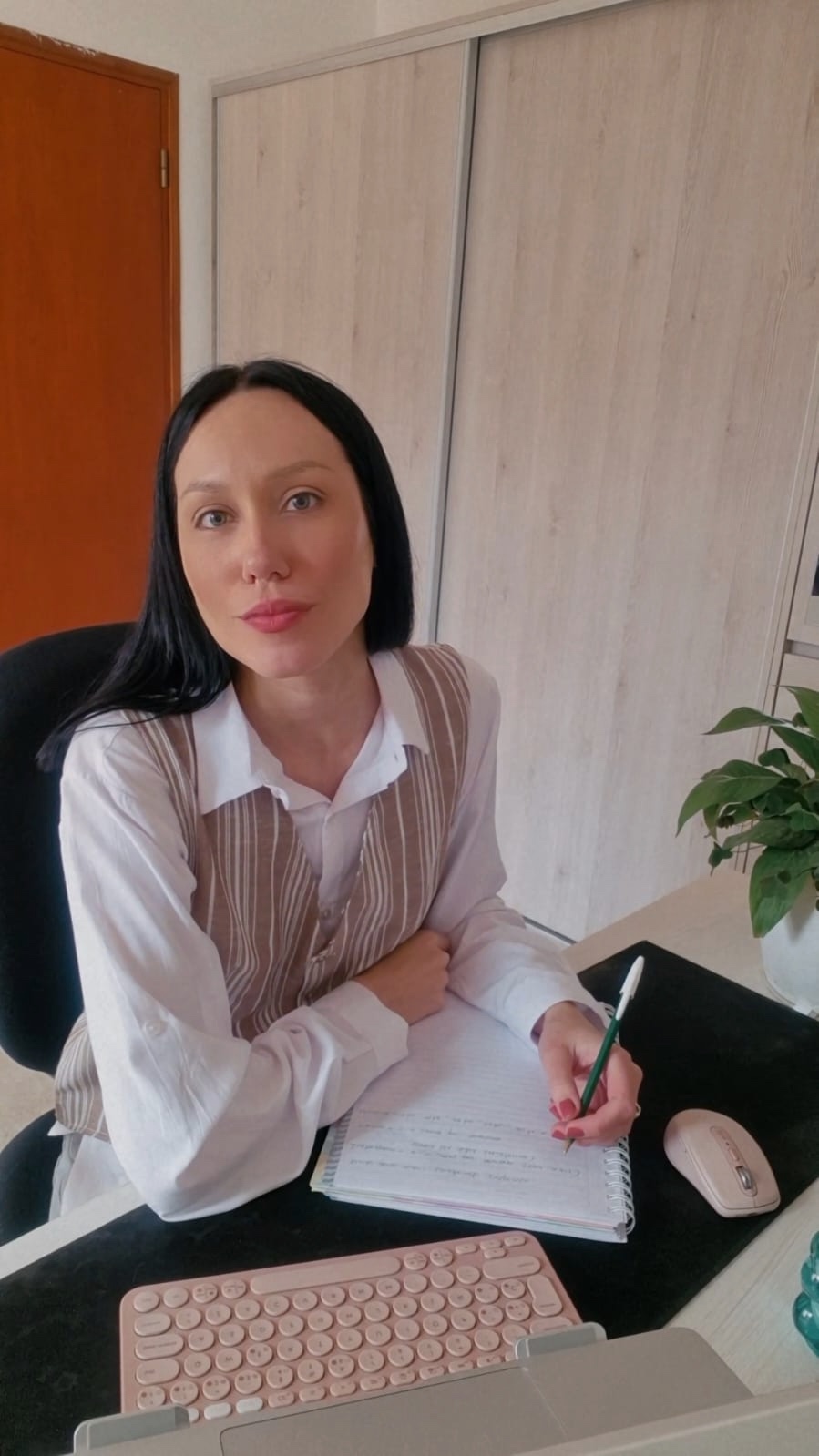 Agus, diseñadora UX/UI, trabajando en su escritorio